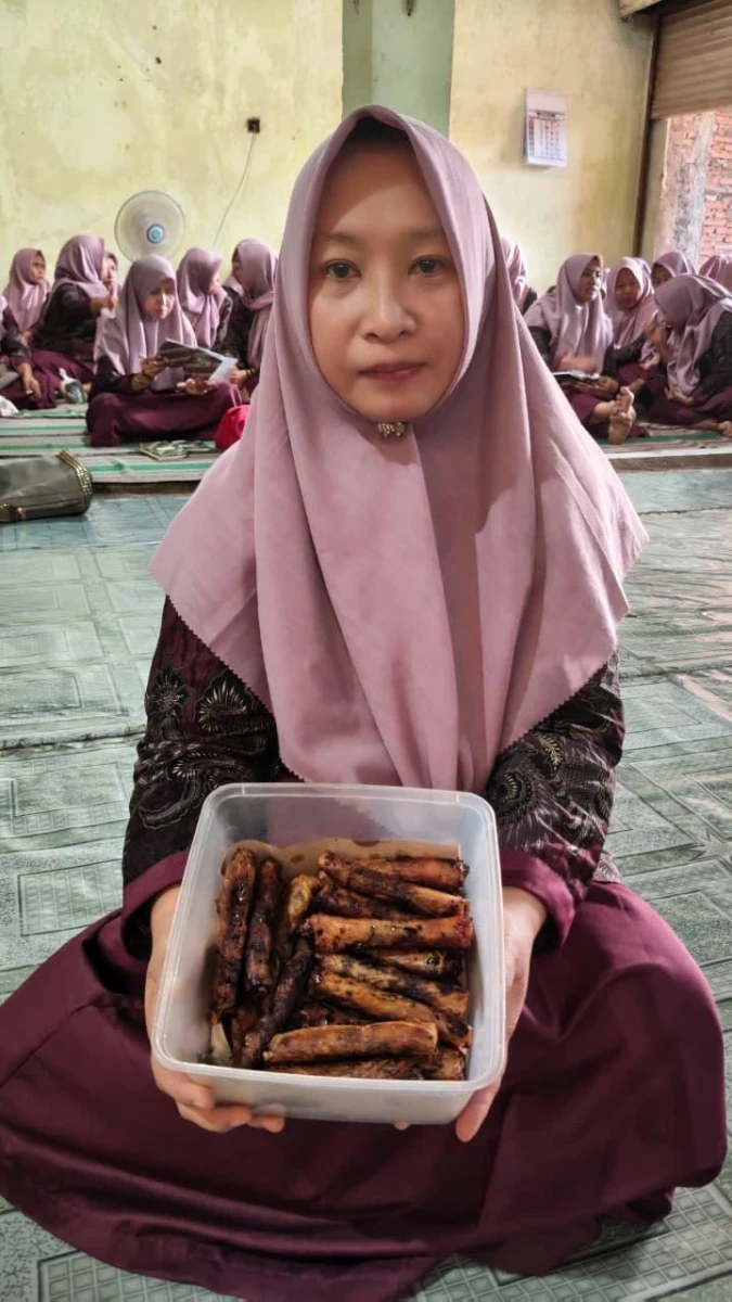 Pertemuan Rutin PKK RT 06 RW 01 Randusari Diisi dengan Praktik Membuat Piscok