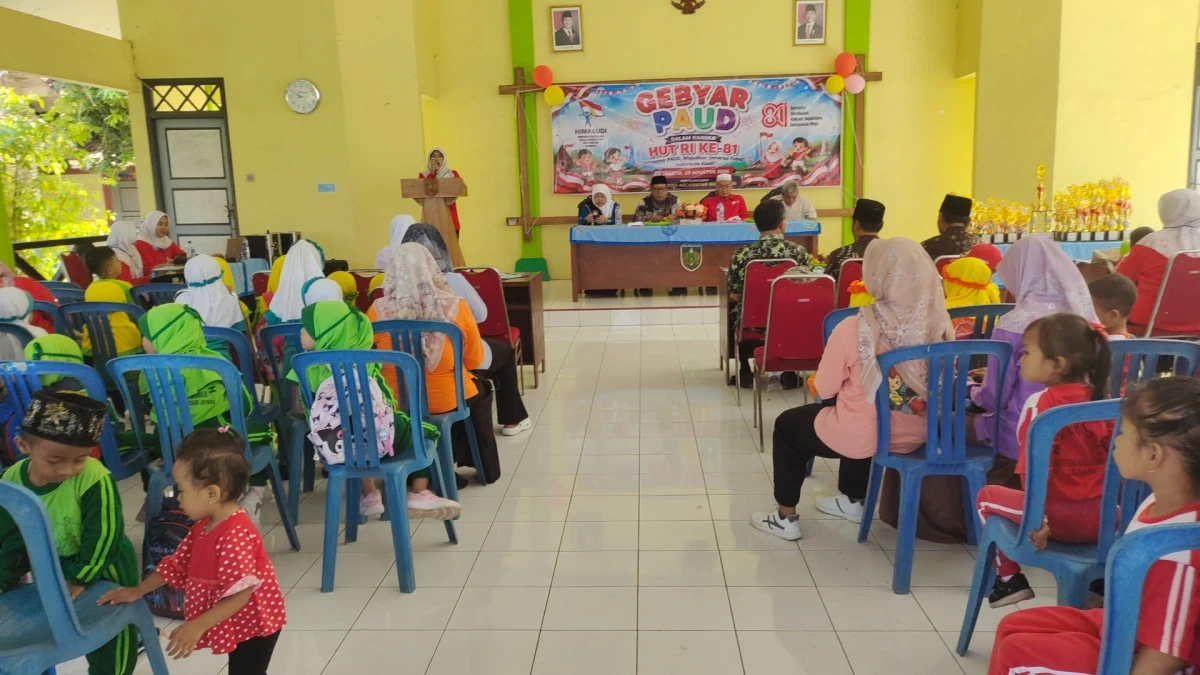 Mengikuti pembukaan gebyar lomba paud 