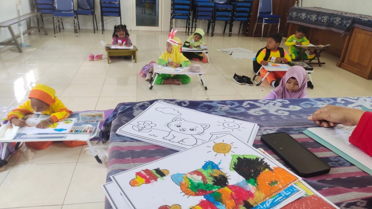 Mengikuti lomba mewarnai tingkat kecamatan