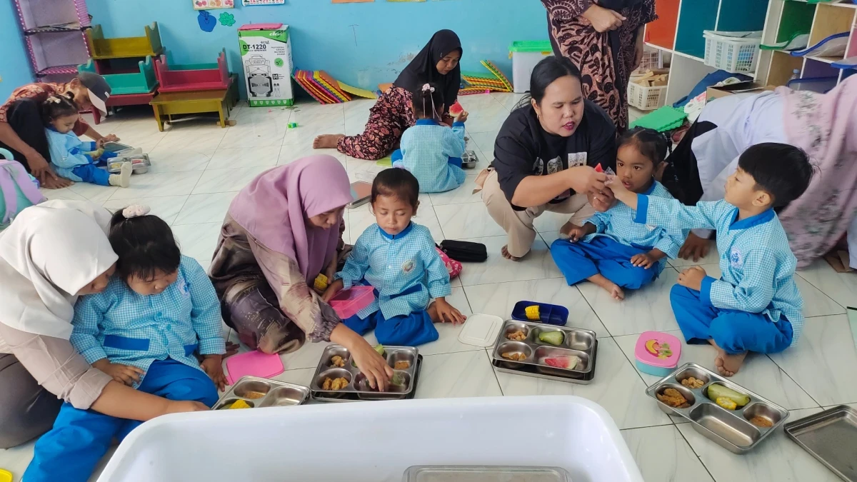 Makan bersama anak anak paud 