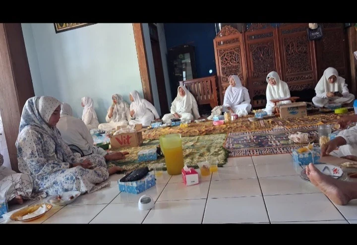 Kegiatan Manakib Ibu-Ibu Kelompok Pengajian RT 01/RW 04 Desa Karanggondang