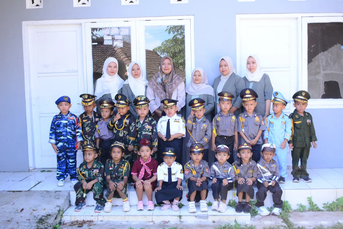 Ketua pkk mendampingi anak-anak Pos PAUD foto Ijazah
