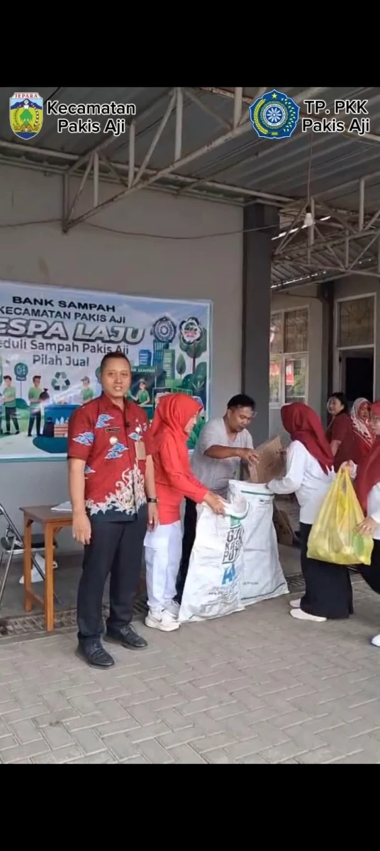 TP PKK Kecamatan Pakis Aji bersama TP PKK Desa se Kecamatan Pakisaji mengikuti program pilah sampah bersama pespa laju kecamatan Pakisaji 