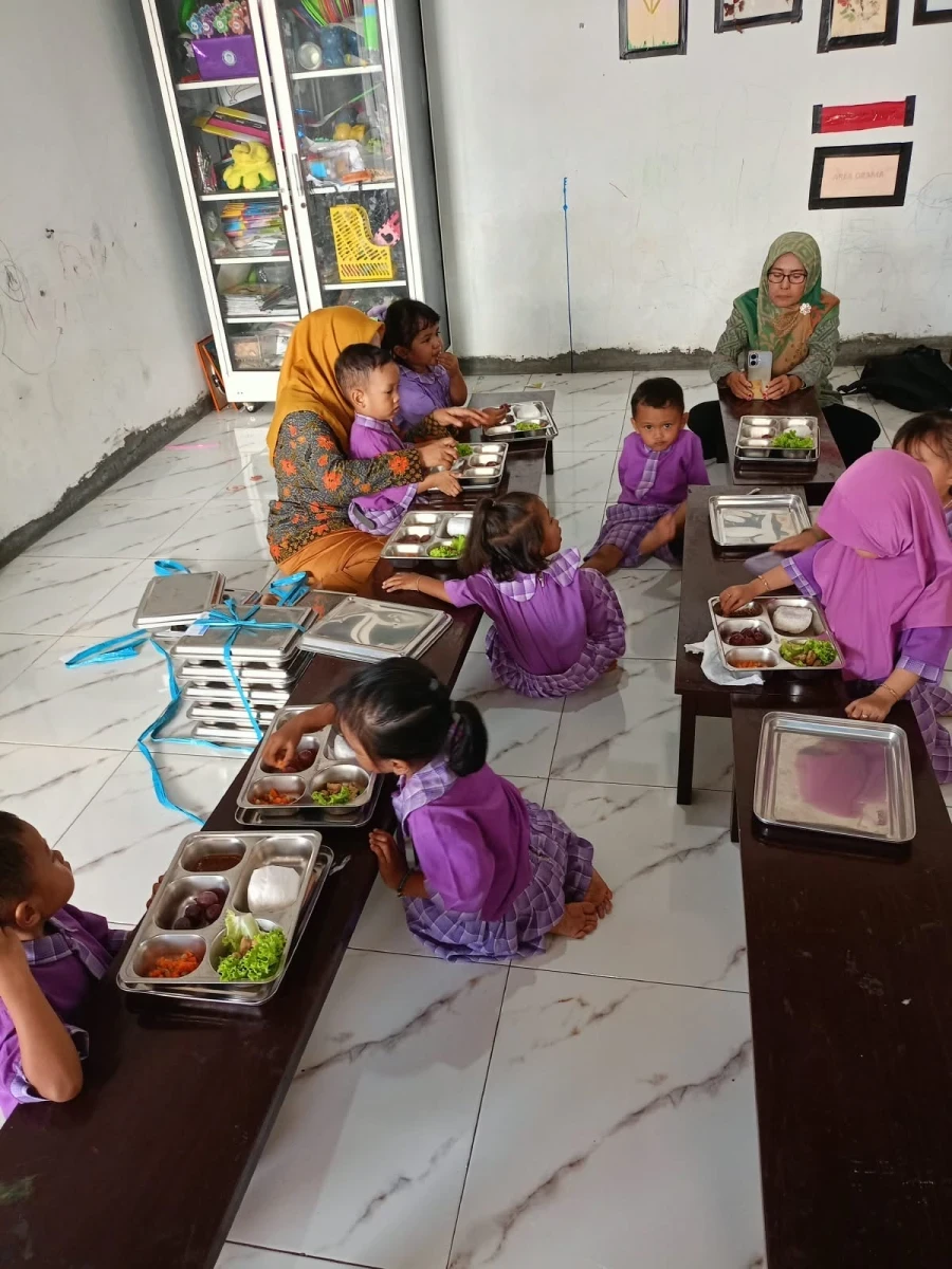 Suasana makan bersama Pos Paud Mutiara Hati Ujungwatu saat istirahat 