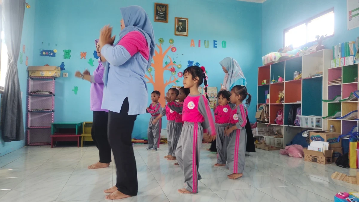 Mengajarkan senam Indonesia sehat bagi anak paud 