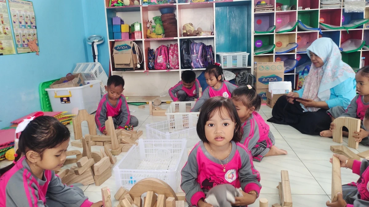 Menyusun balok menjadi sesuatu yang diinginkan anak