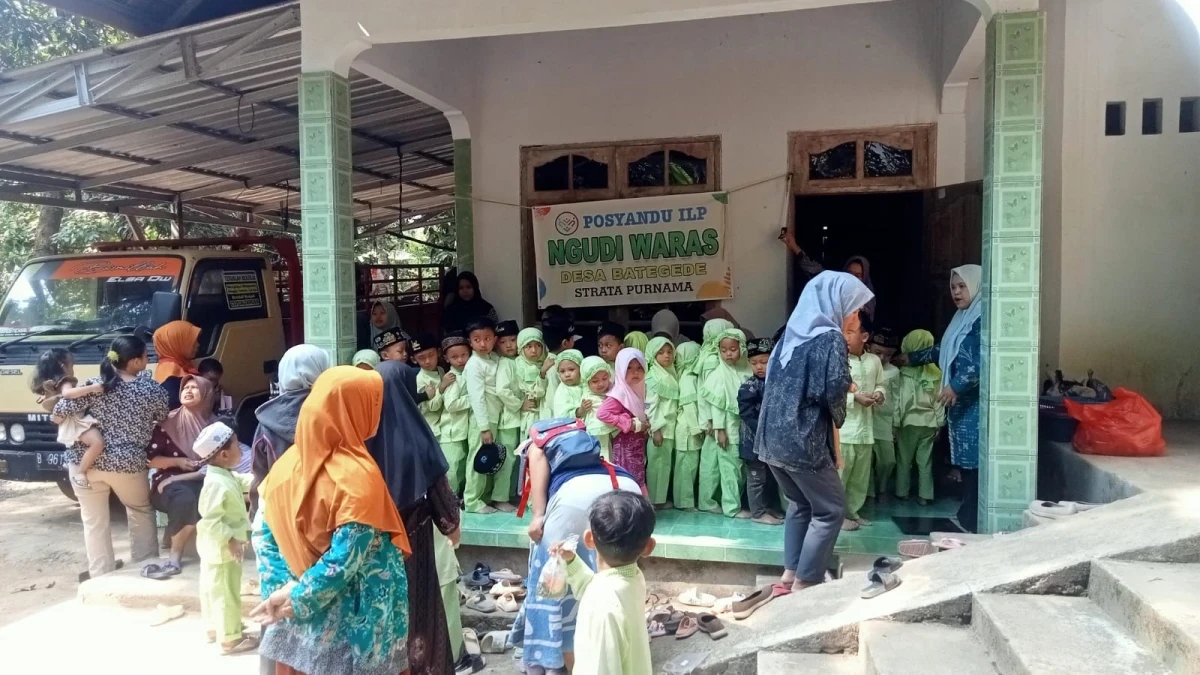 Pemberian vitamin dan obat cacing anak anak paud 