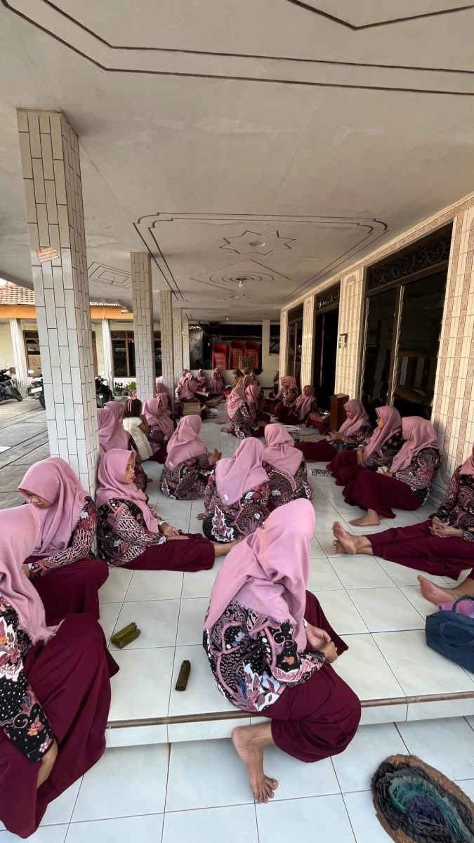 Pertemuan Rutin PKK RT 01/RW 01 Berlangsung Khidmat dan Penuh Kebersamaan