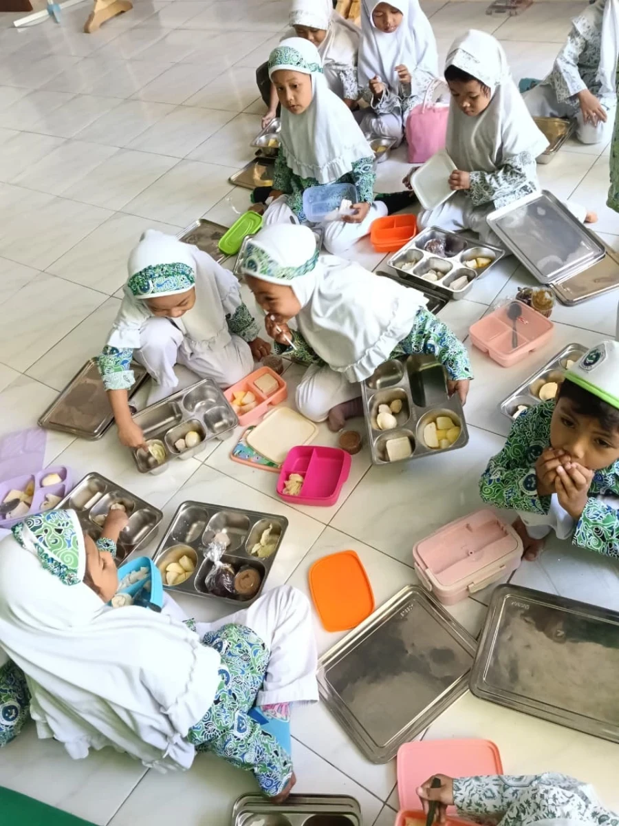 Bunda PAUD Desa Karanggondang Pantau Pelaksanaan MBG di RA Darul Huda 1 Karanggondang