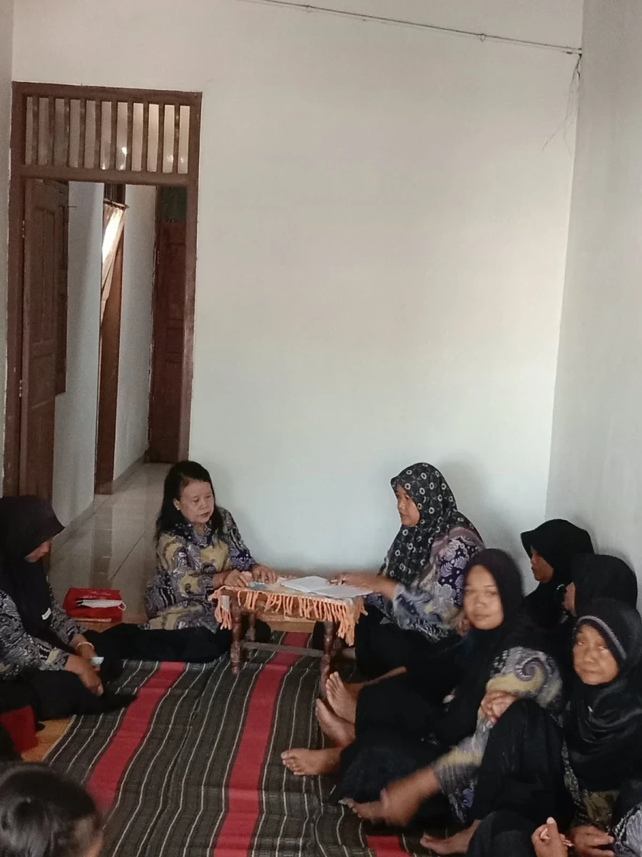 Pertemuan Rutin Kelompok PKK RW 08 Desa Karanggondang Disertai Sosialisasi Bahaya Narkoba bagi Anak