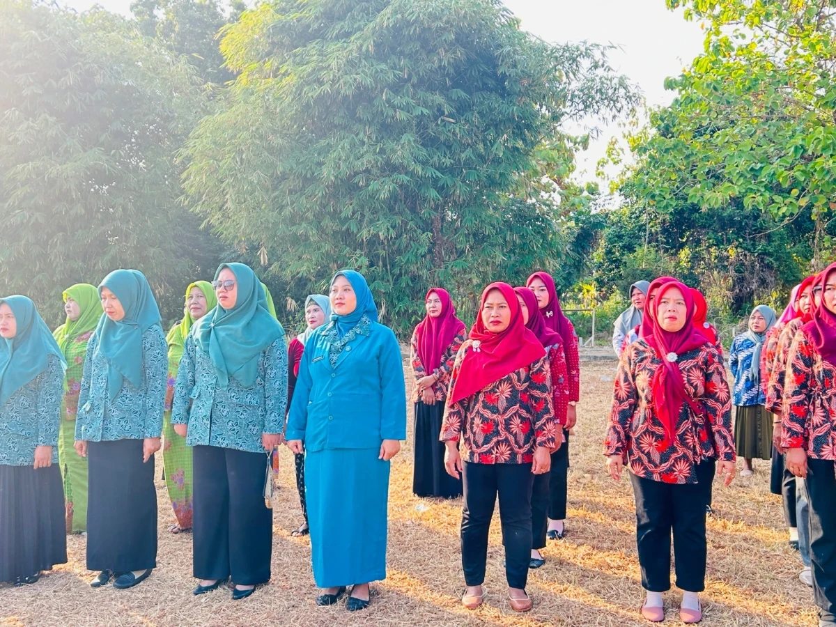 Dalam menyambut HUT RI YANG KE - 81 TP.PKK DESA NYAMUK MENGIKUTI UPACARA 