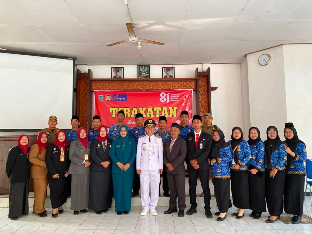 Ketua TP PKK Kecamatan Kembang Mengikuti Upacara HUT ke-81 Kemerdekaan Republik Indonesia