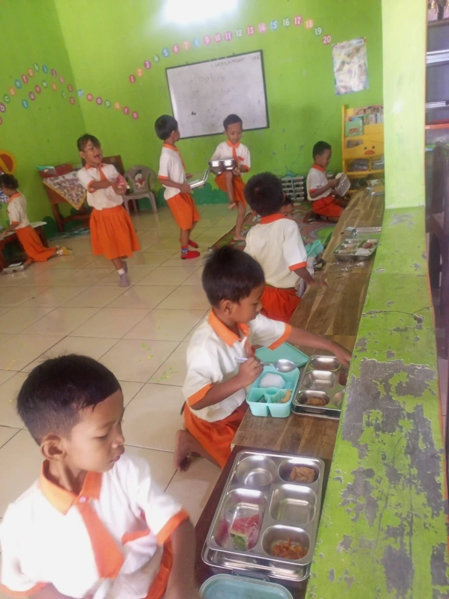 PENDISTRIBUSIAN MBG DI TK MELATI UJUNGWATU