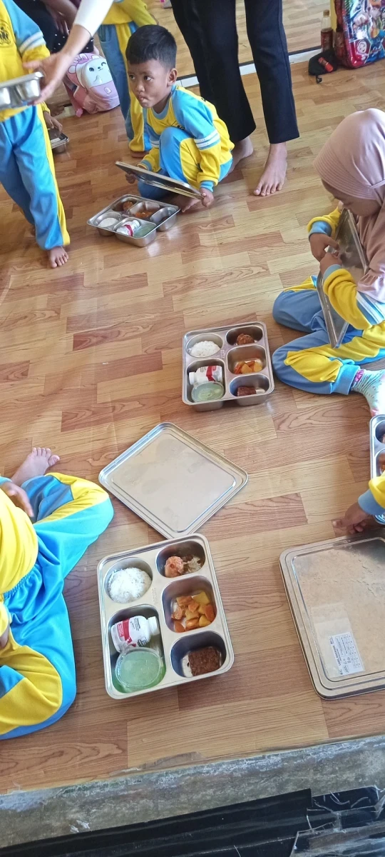 Bunda PAUD Desa Karanggondang Pantau Pelaksanaan MBG di Pos PAUD Ceria dengan Menu Bergizi dan Beragam
