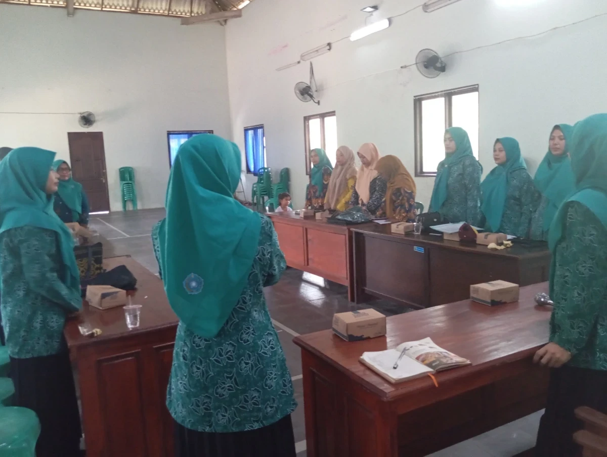 Anggun Berbusana, Kompak Berkarya: Pertemuan Rutin PKK Desa Kemujan