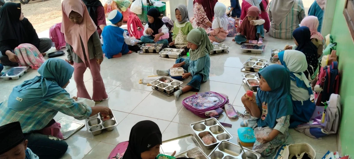 Bunda PAUD Desa Karanggondang Pantau Pelaksanaan MBG di TK TA Karanggondang 1