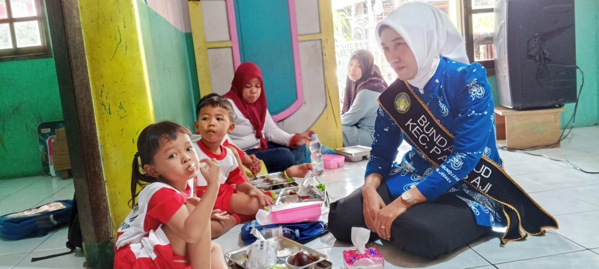 Bunda PAUD Kecamatan Pakis Aji Dampingi Pemberian MBG Siswa KB Shofa Marwa