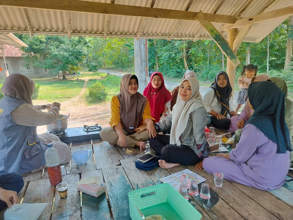 Dari Dapur Jadi Karya: Antusiasme PKK Kemujan Bikin Lilin Aroma Terapi 