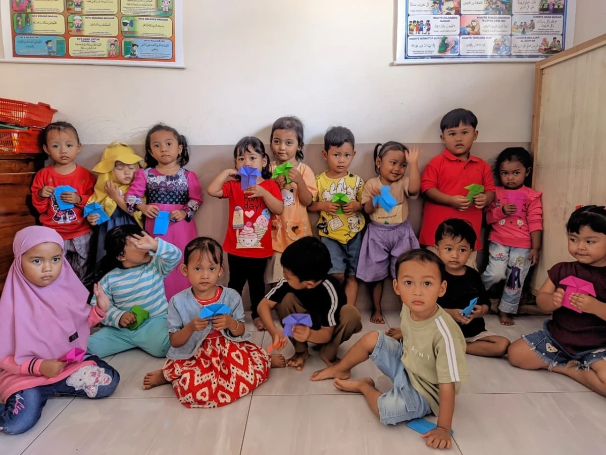 Kegiatan PP Melati hari kamis tgl 3 September membuat baju dari kertas origami 