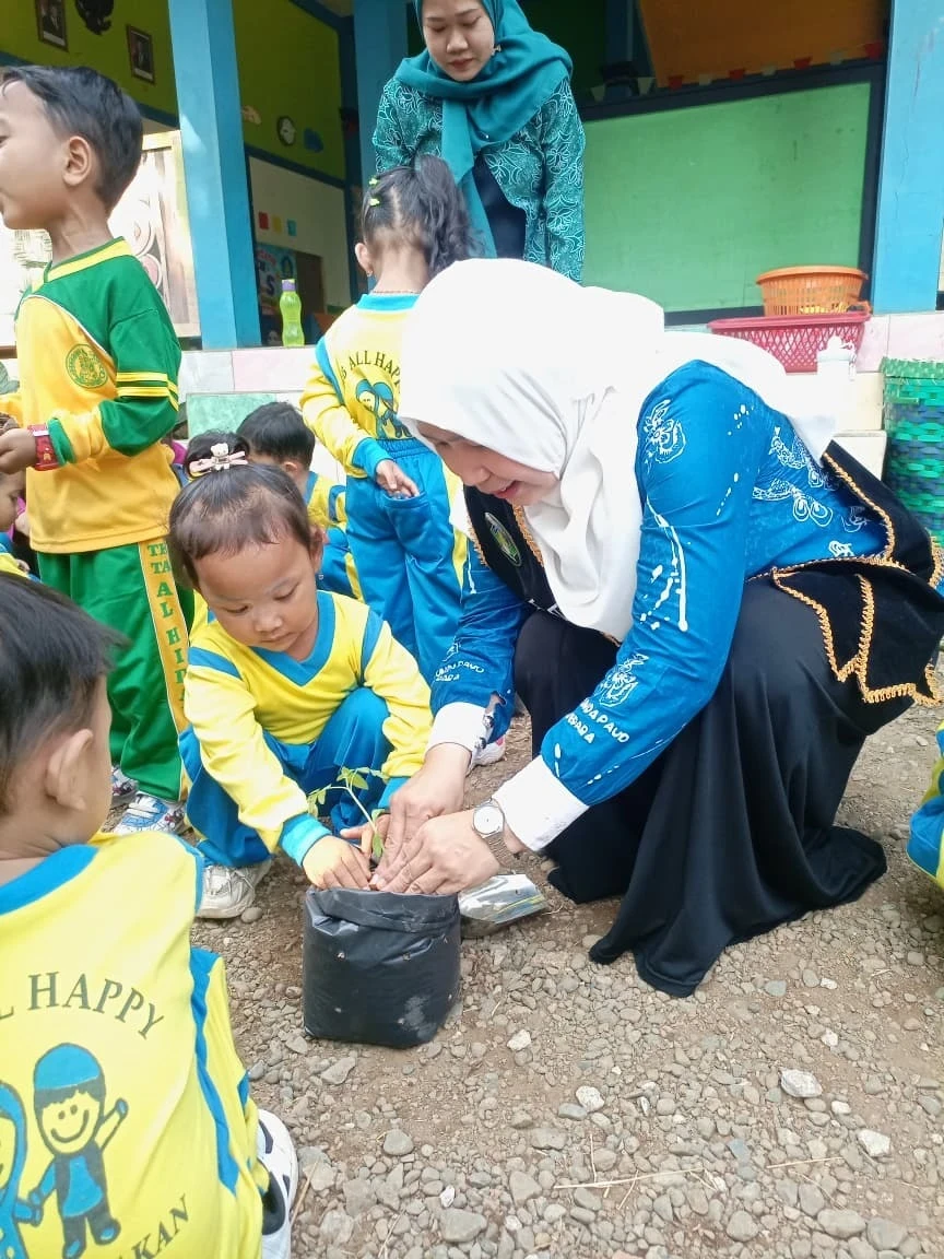 Sehari bersama Bunda Paud Belajar Melestarikan lingkungan di TK Dan Paud Al Happy Tulakan 