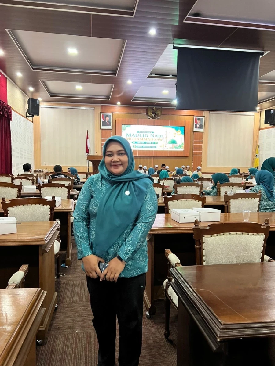 Mengikuti kegiatan peringatan Maulid Nabi Muhammad SAW