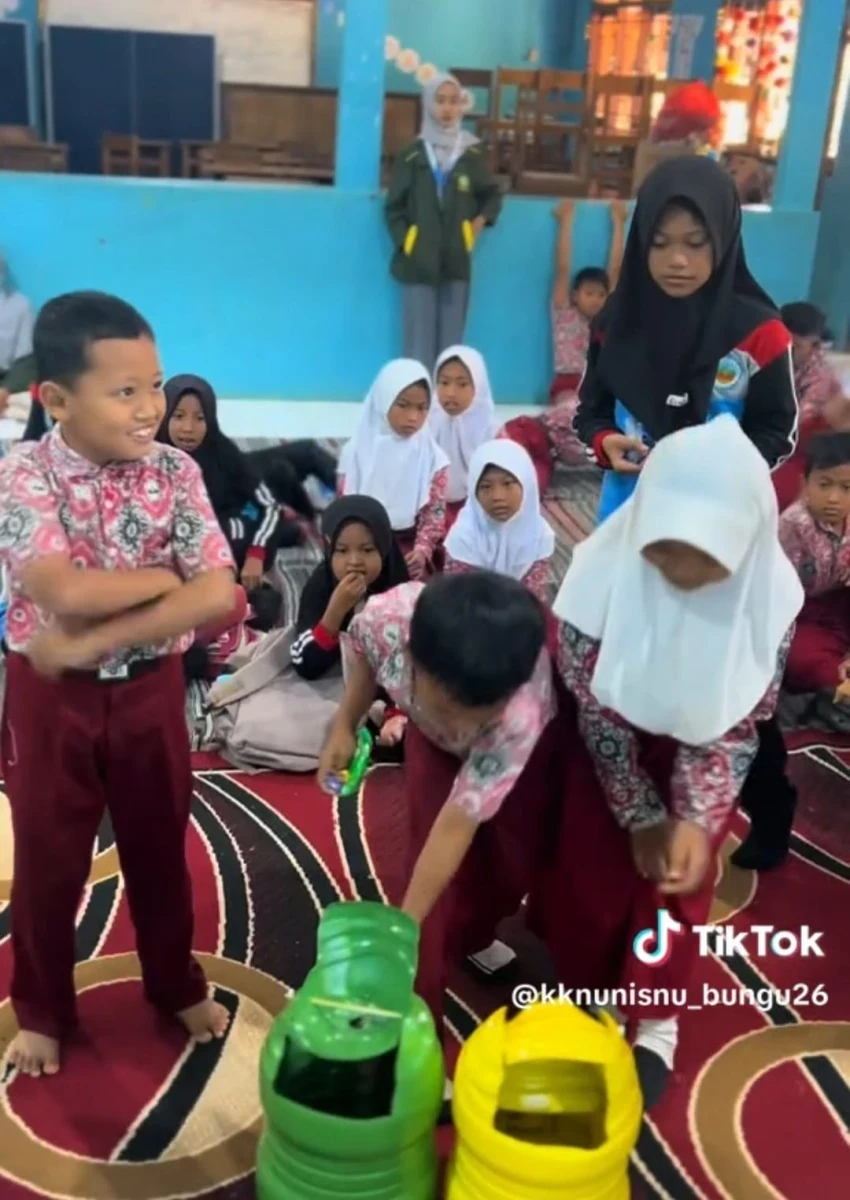 Pemilahan sampan organik dan anorganik di sekolah