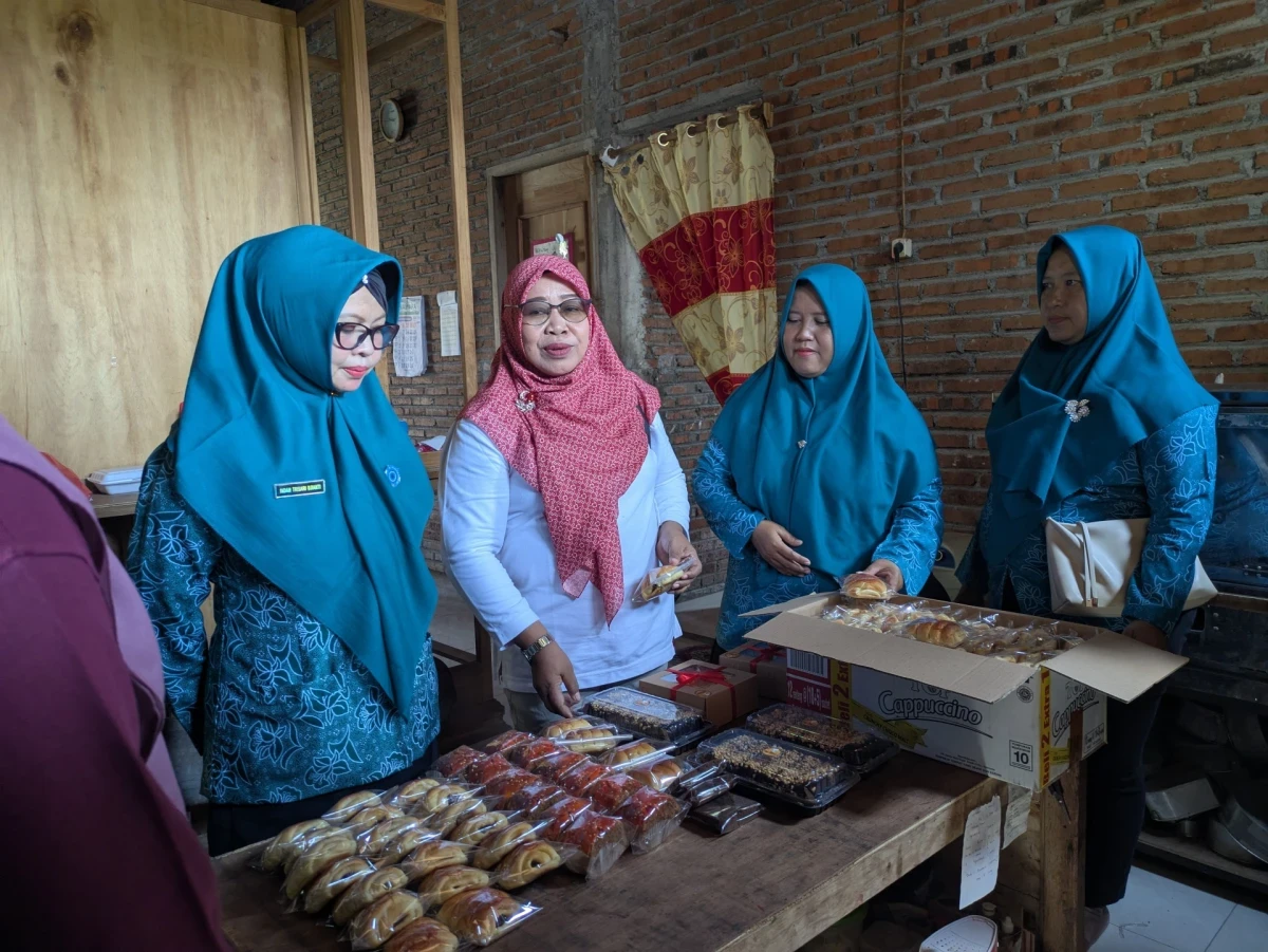 PKK Desa Telukawur Perkuat UMKM Lokal melalui Kunjungan dan Pembinaan UMKM Cap Nona