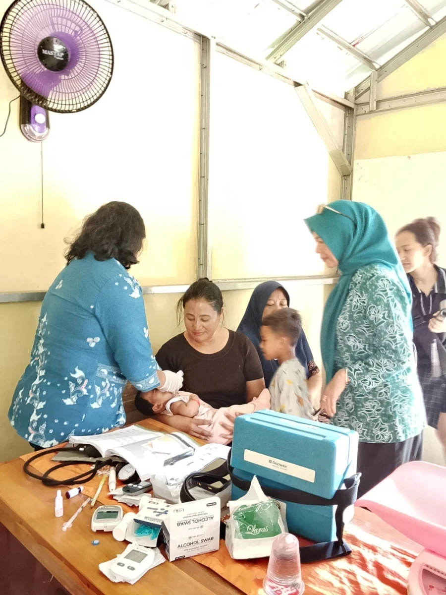 Ketua TP PKK Desa Karanggondang Memantau Kegiatan Posyandu Harapan 1 RW 09