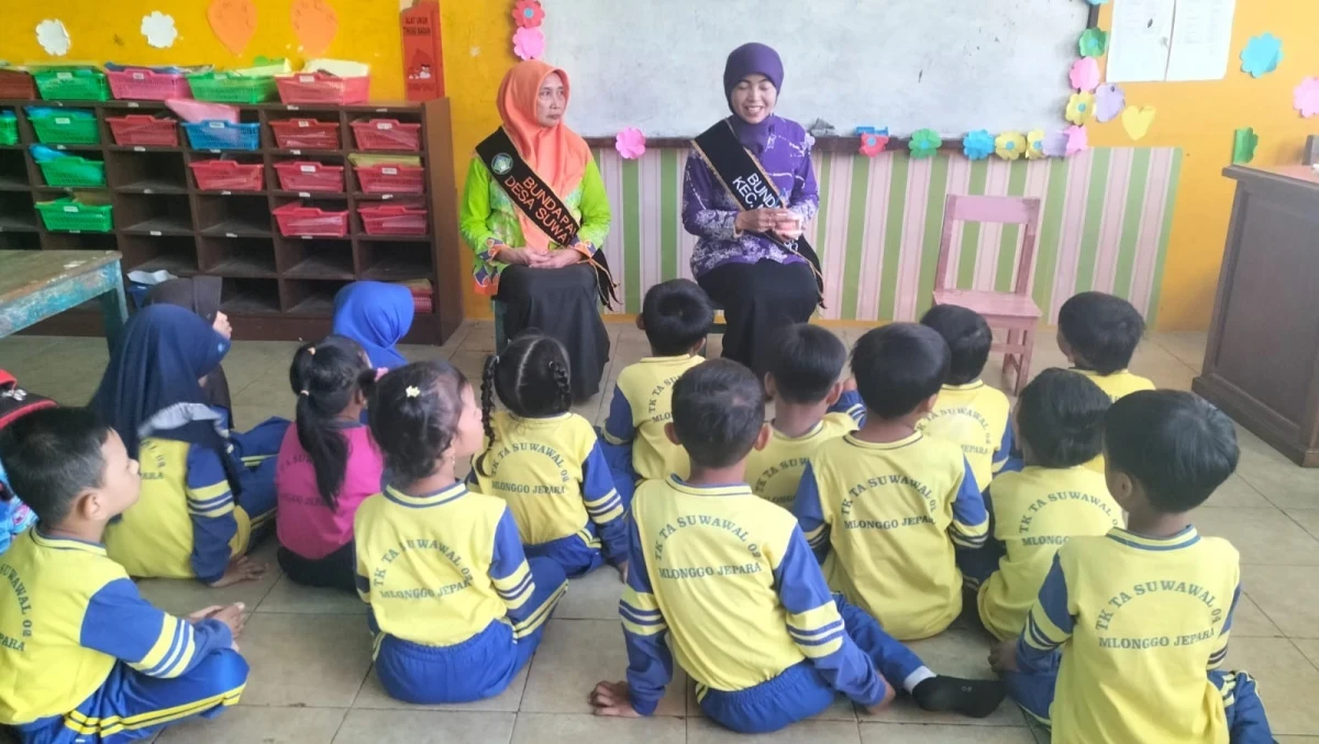Bunda PAUD Kecamatan Mlonggo Sosialisasikan dan Tanamkan Budaya Antre Sejak Dini di TK TA 2 Suwawal