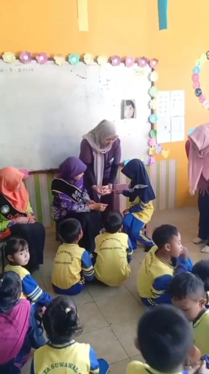 Bunda PAUD Kecamatan Mlonggo Edukasi Cara Menggosok Gigi dengan Baik dan Benar di TK TA 2 Suwawal