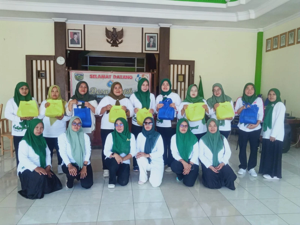 Kader PKK Pokja 1 desa Kedungcino Mengikuti Kegiatan Jalan Sehat yang Diselenggarakan oleh Fatayat Ranting Kedungcino dalam Rangka Memperingati HUT RI ke 81 