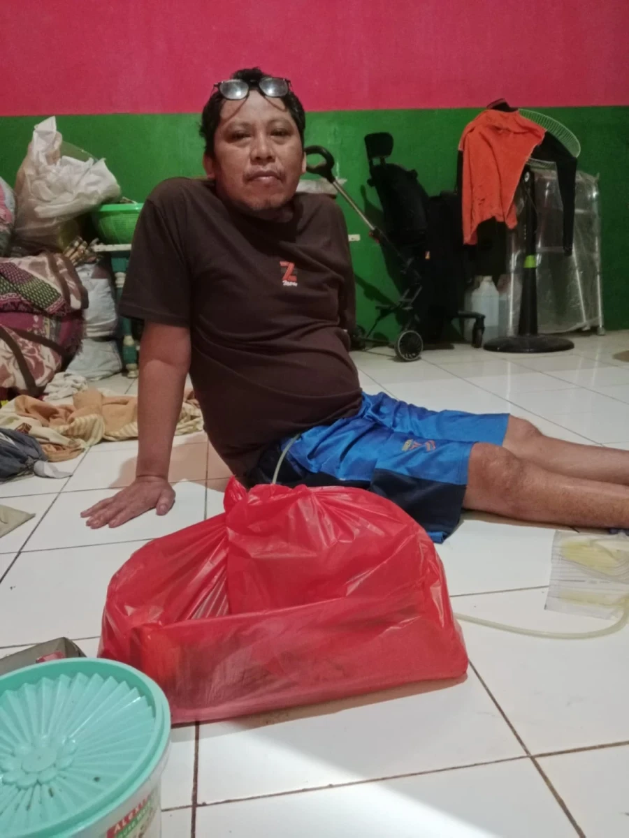 Penyaluran Bantuan Baznas Berupa Paket Sembako kepada Pak Rusmanto di Desa Karanggondang