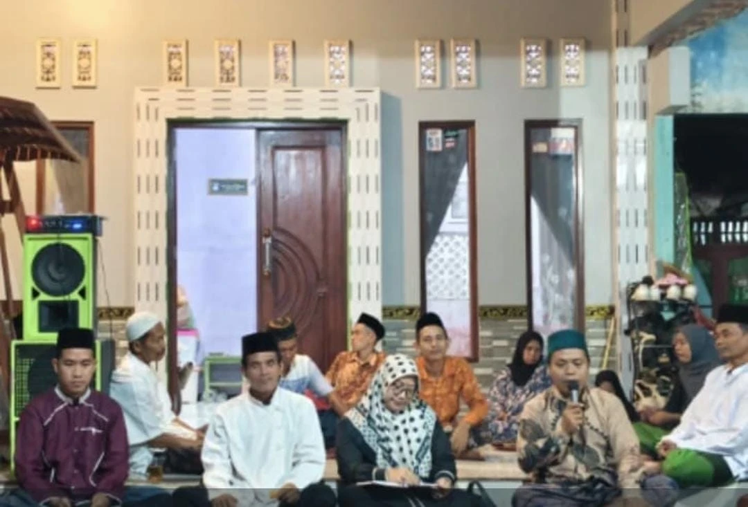 Kehadiran Petinggi dan Ketua TP PKK Desa Karanggondang dalam Penetapan Ketua RT 04/RW 02  Pada Minggu malam, 6 September 2026,