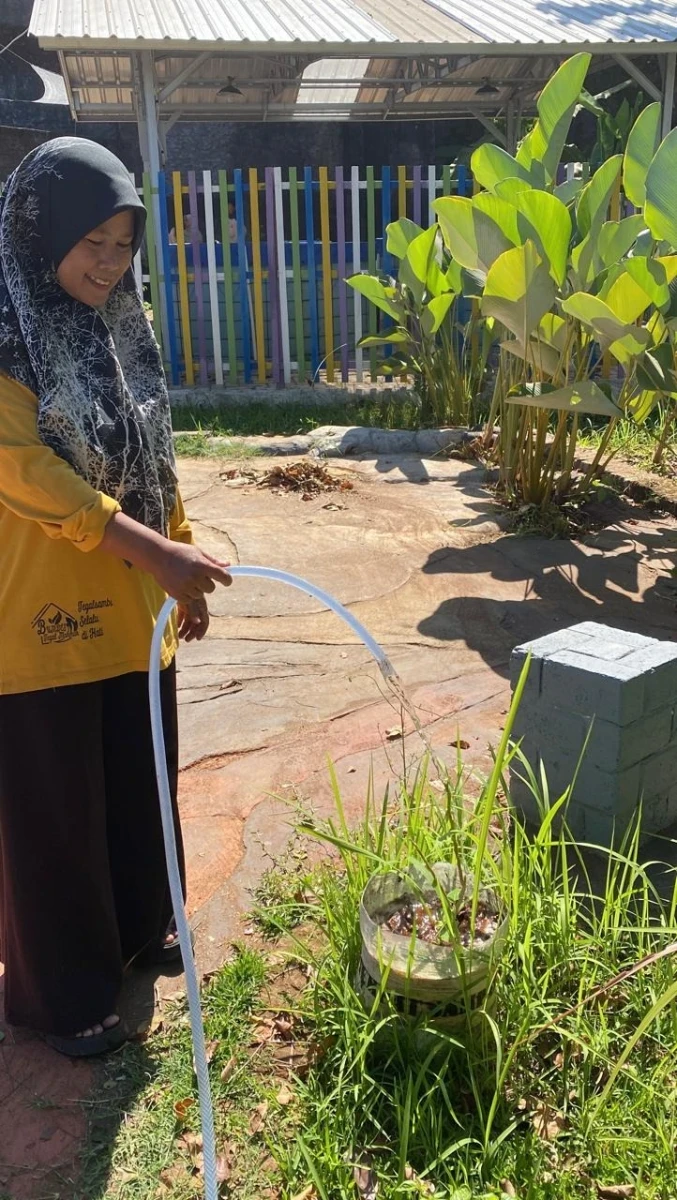Rawat Demplot PKK, TP PKK Desa Tegalsambi Laksanakan Penyiraman Tanaman