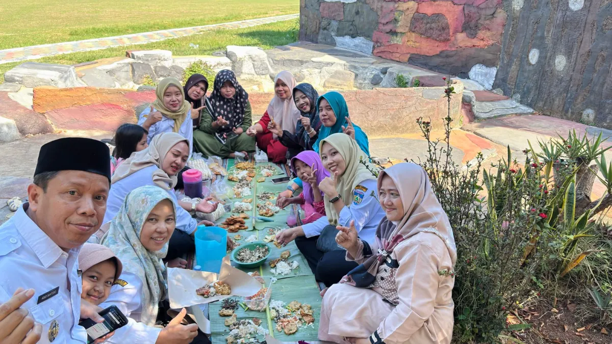 Panen Cabai Demplot, PKK Tegalsambi Rayakan dengan Makan Bersama