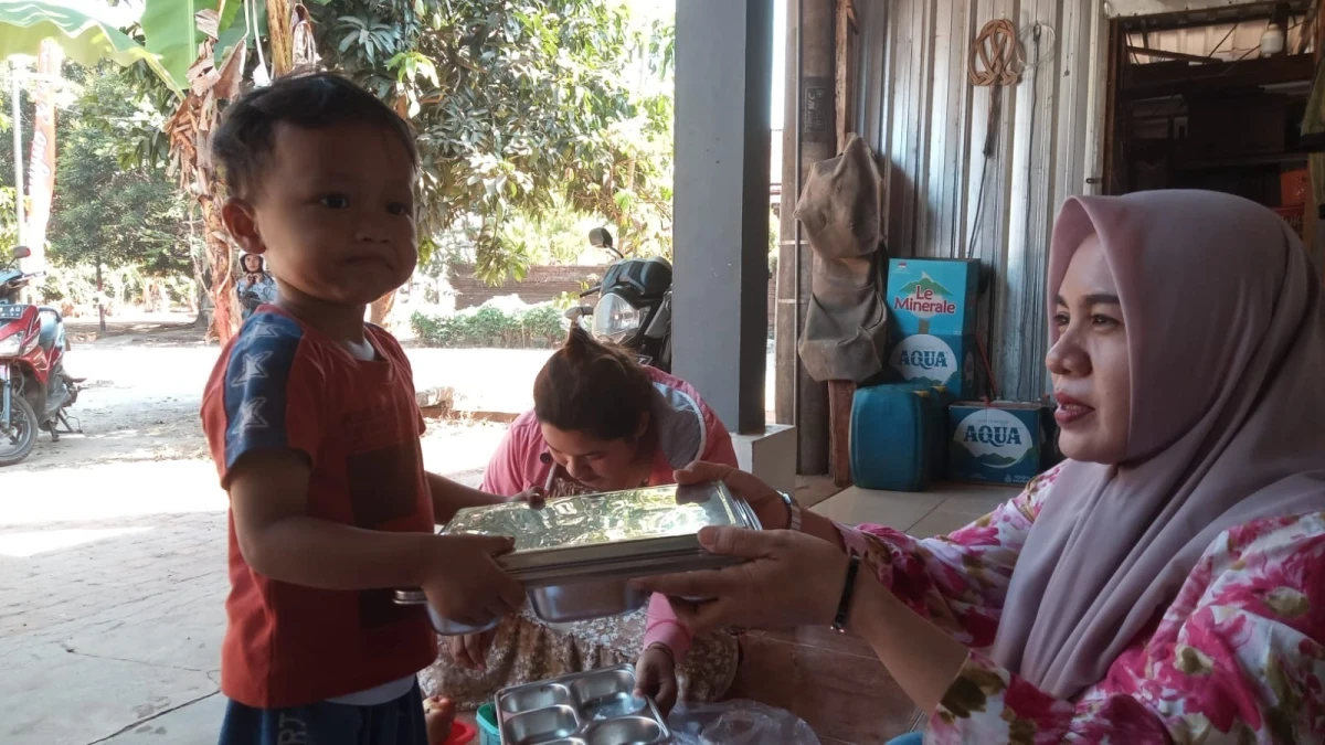 PEMBAGIAN MBG BALITA DI POS PANDAN 4 DESA KEDUNGCINO