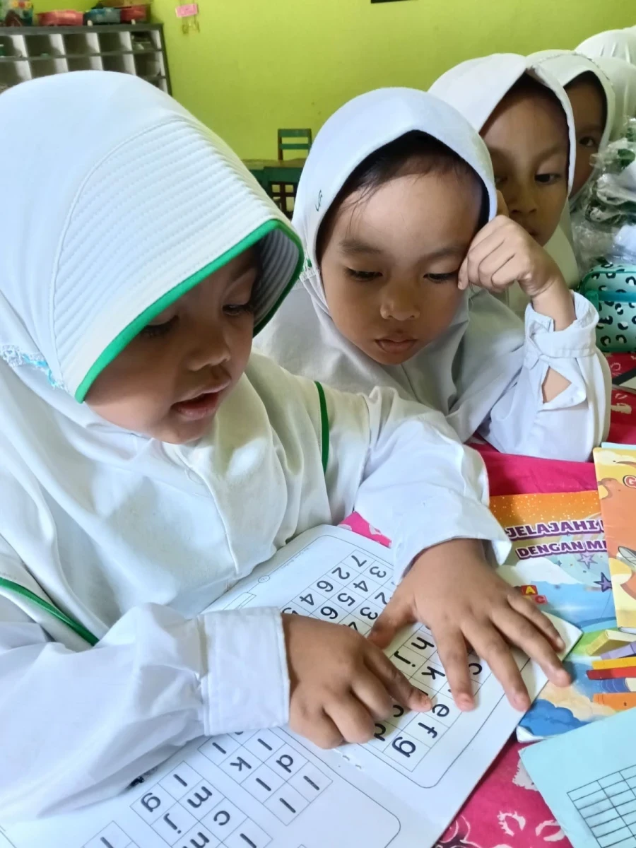 Bunda Literasi Desa Karanggondang Membimbing Murid RA Darul Huda 1 Membaca Huruf Arab
