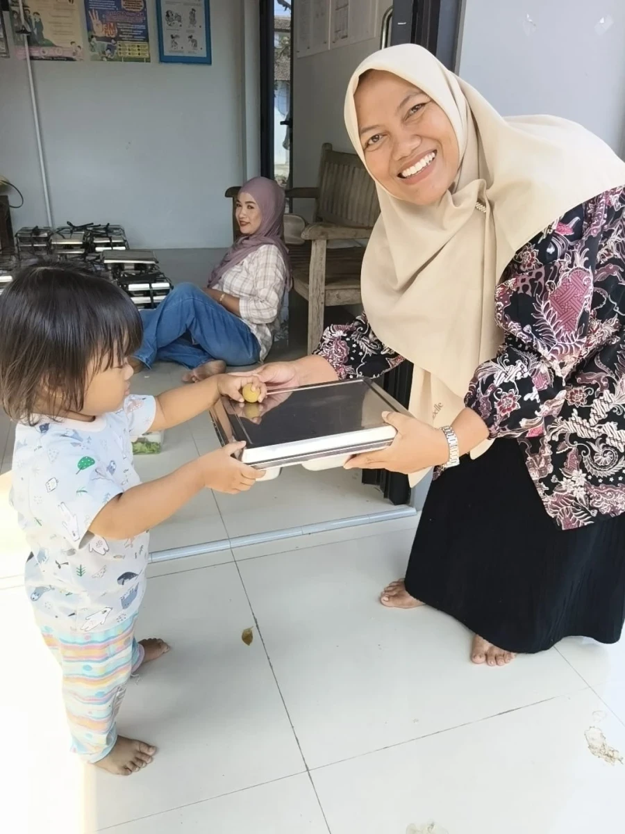 Sekretariat TP. PKK Desa Telukawur Dampingi Pendistribusian MBG untuk Balita, Bumil dan Ibu Menyusui