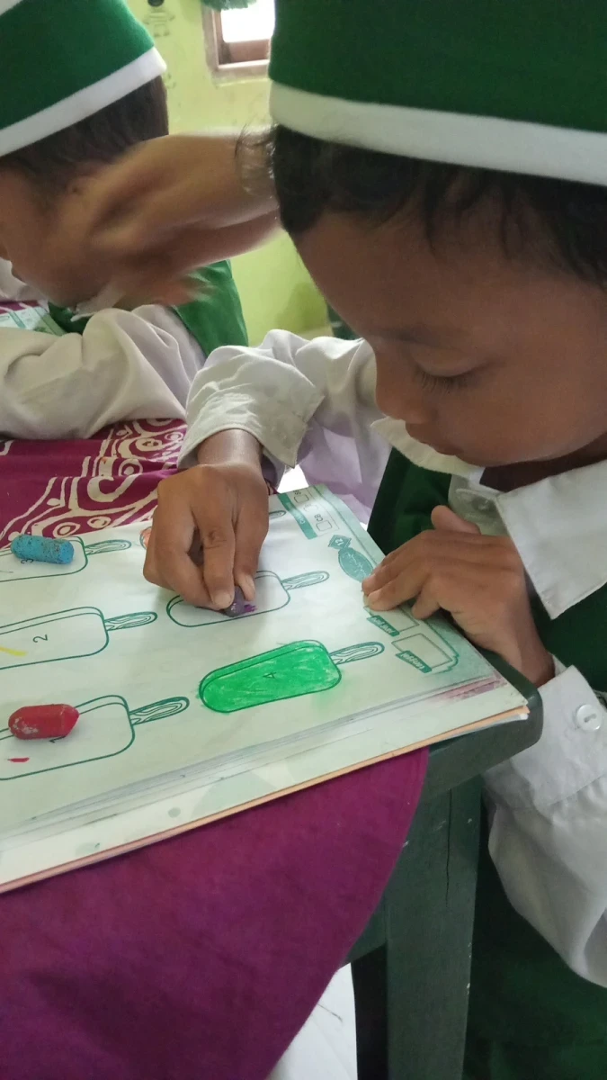 Gali Potensi dan Kreativitas Anak, Bunda PAUD Desa Karanggondang Pantau Pembelajaran Menggambar di RA Darul Huda 1