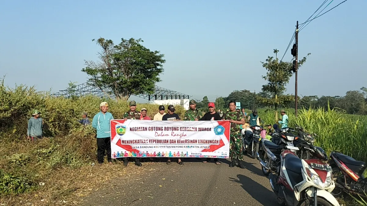 Kegiatan Gotong Royong Bersama Masyarakat Desa Bandung 