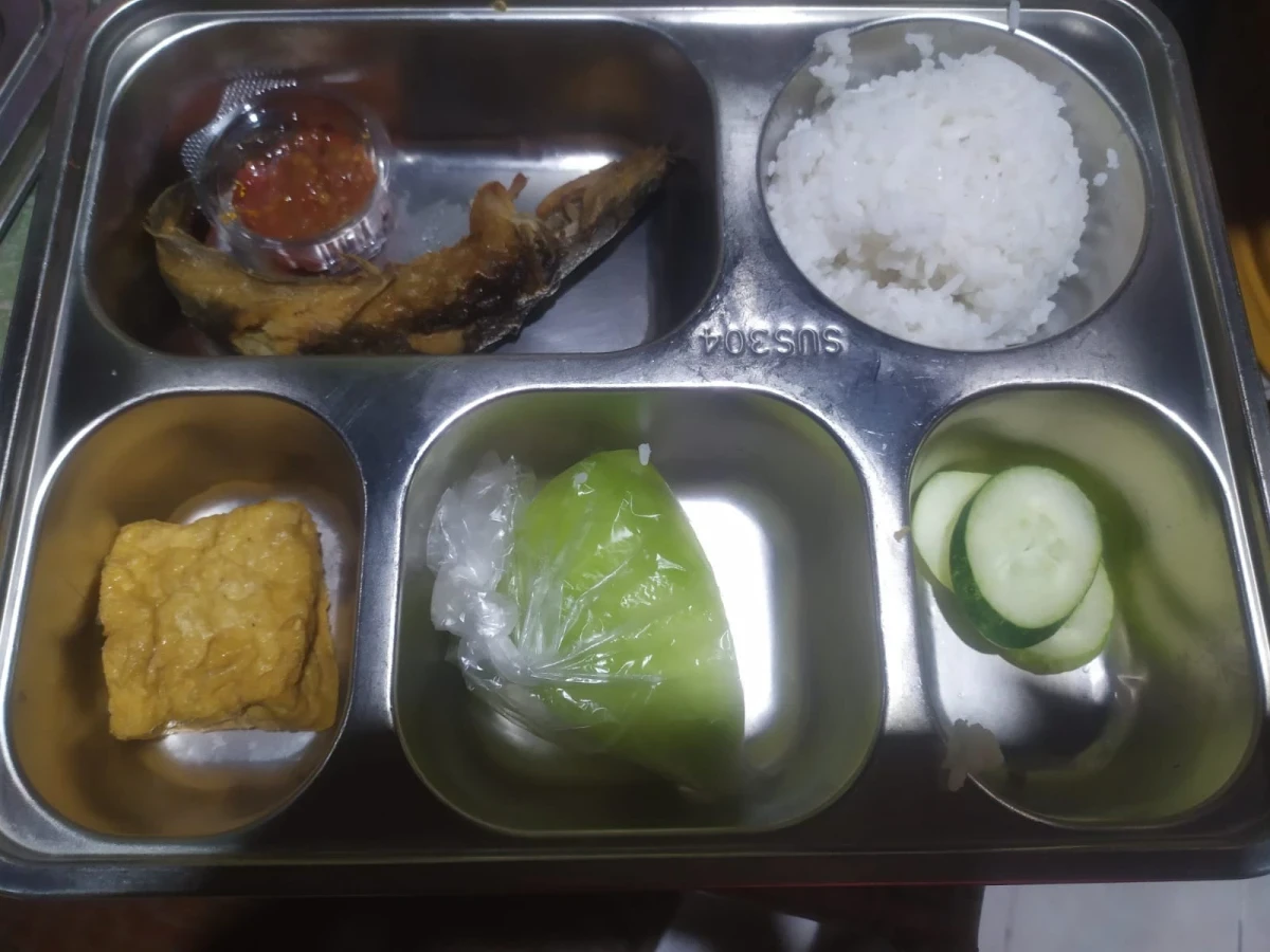  Pokja IV TP PKK Karanggondang Turun Tangan Salurkan Menu Sehat MBG di RW 05