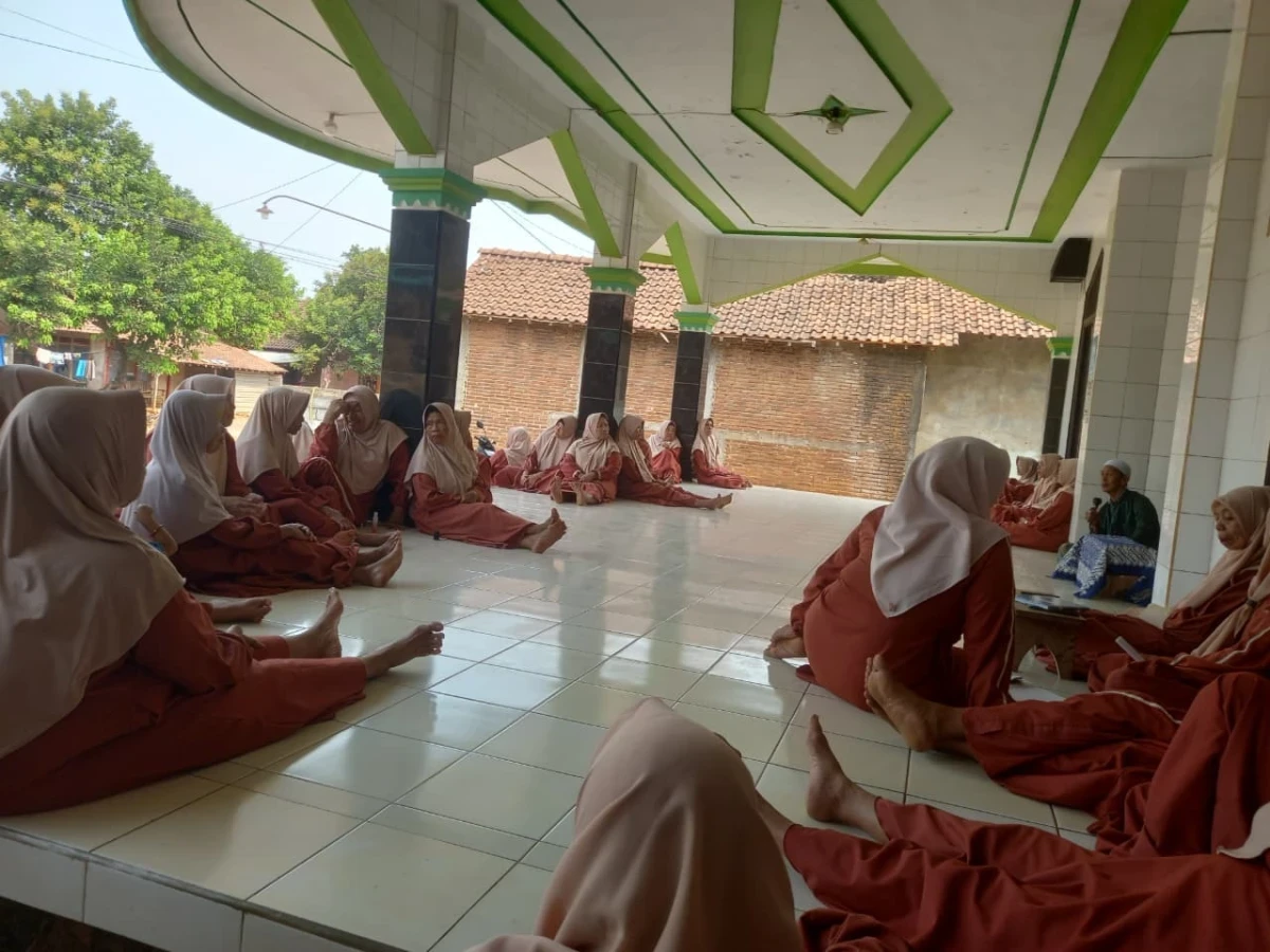 Perkokoh Tali Silaturahmi dan Keimanan, Kelompok Pengajian Ibu-Ibu RT 06/RW 04 Gelar Rutinan di Mushola Miftahul Ulum