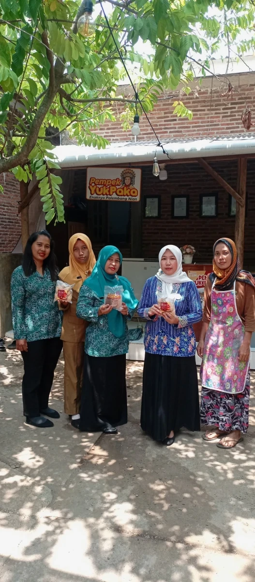 Kunjungan ke rumah produksi olahan ikan pempek Yupaka Desa Banyumanis Donorojo 