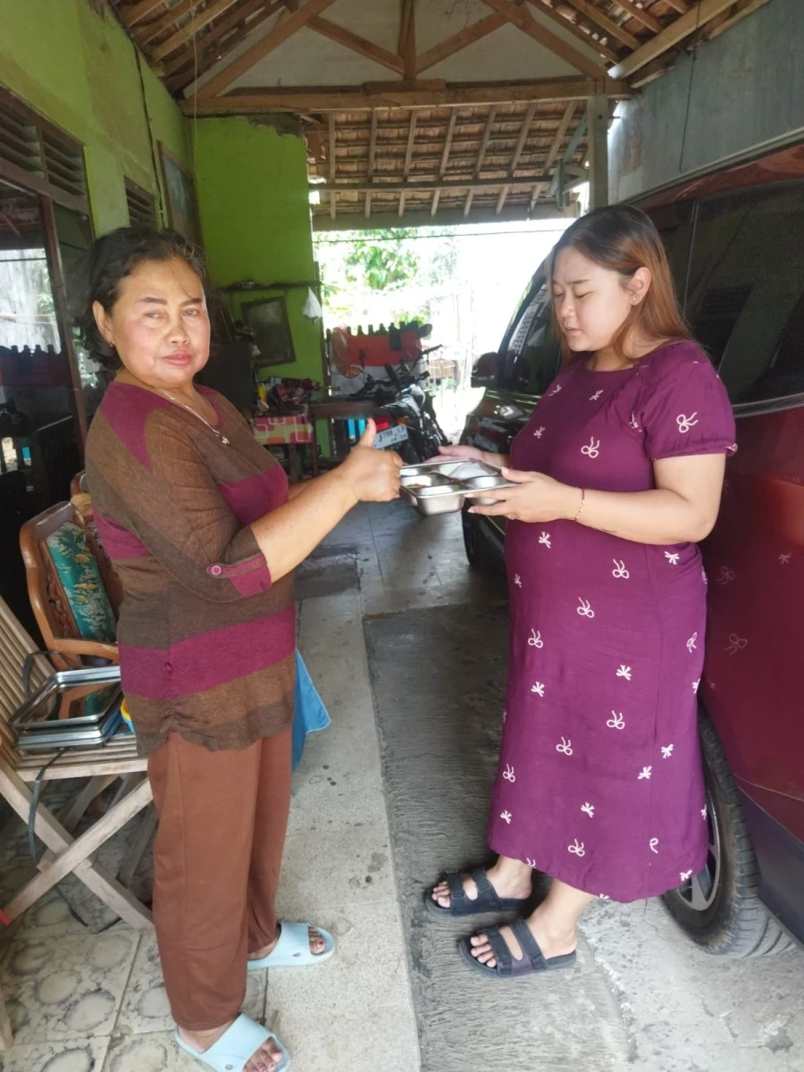TP.PKK POKJA IV DESA UJUNGWATU MENDAMPINGI PENDISTRIBUSIAN MBG