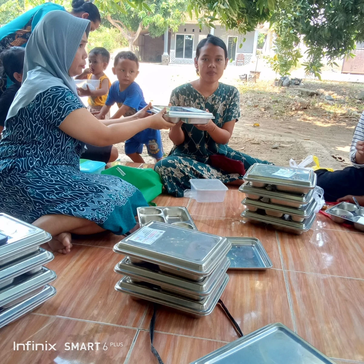 TP.PKK POKJA IV DESA UJUNGWATU MENDAMPINGI PENDISTRIBUSIAN MBG