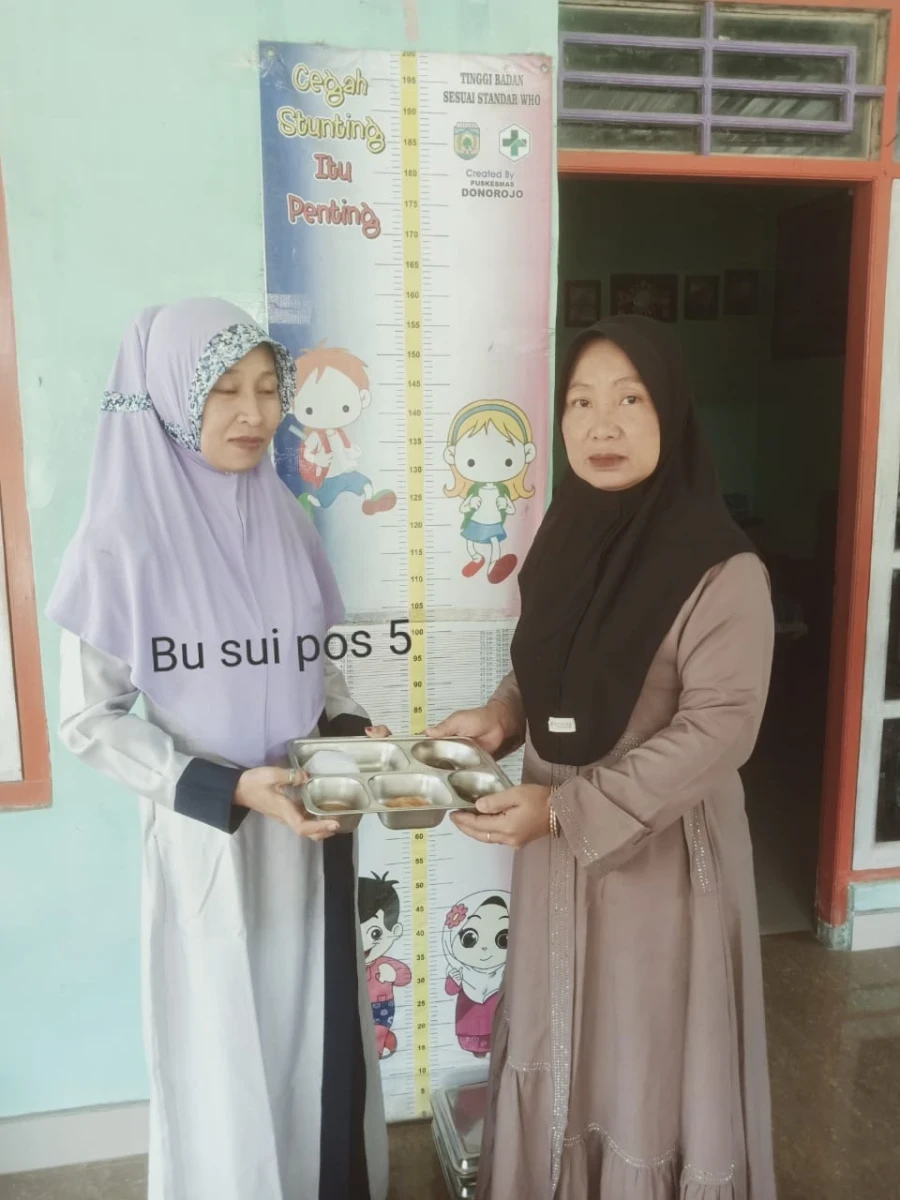 TP.PKK POKJA IV DESA UJUNGWATU MENDAMPINGI PENDISTRIBUSIAN MBG