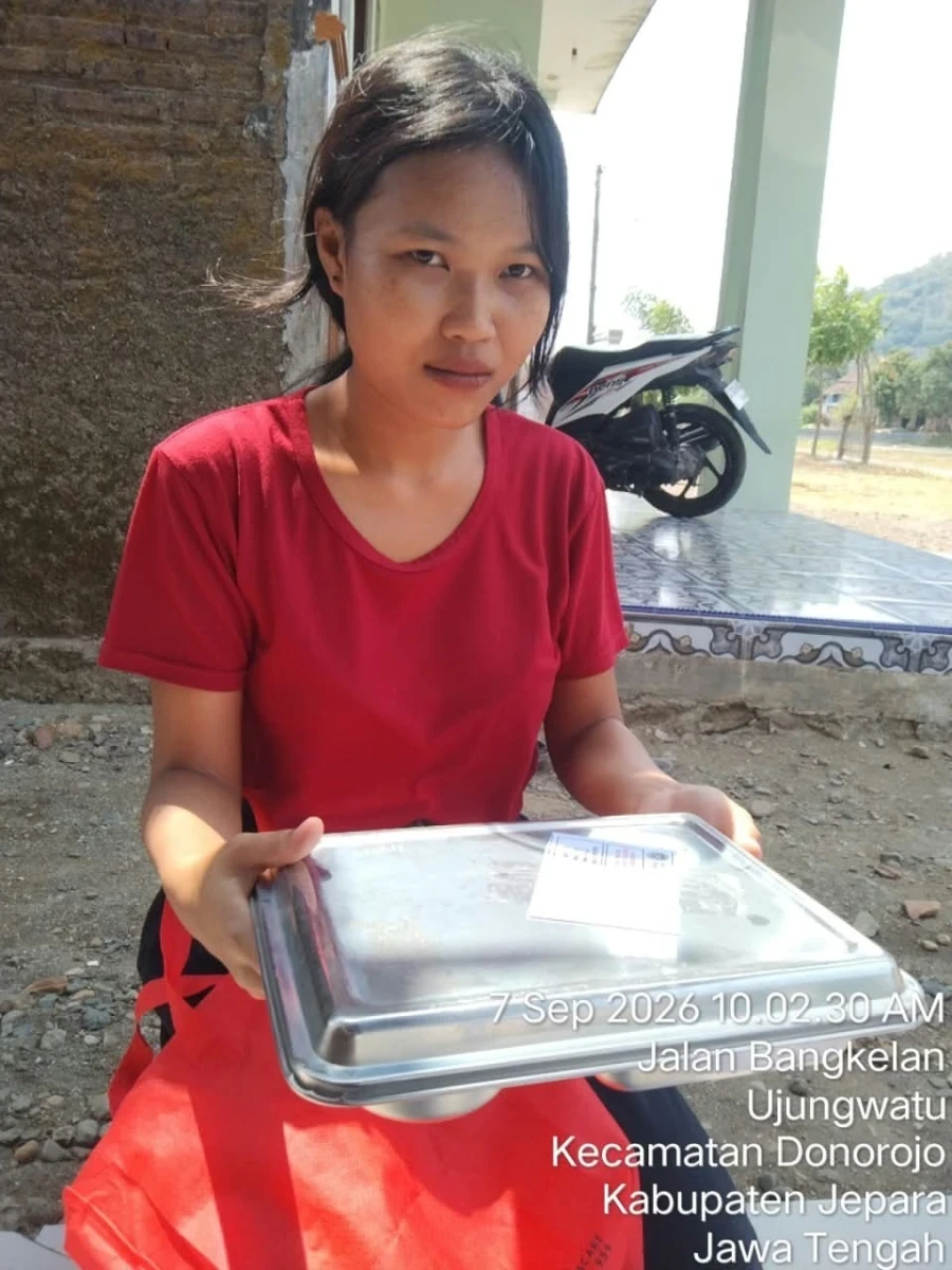 DI POS 6 TP.PKK POKJA IV DESA UJUNGWATU MENDAMPINGI PENDISTRIBUSIAN MBG