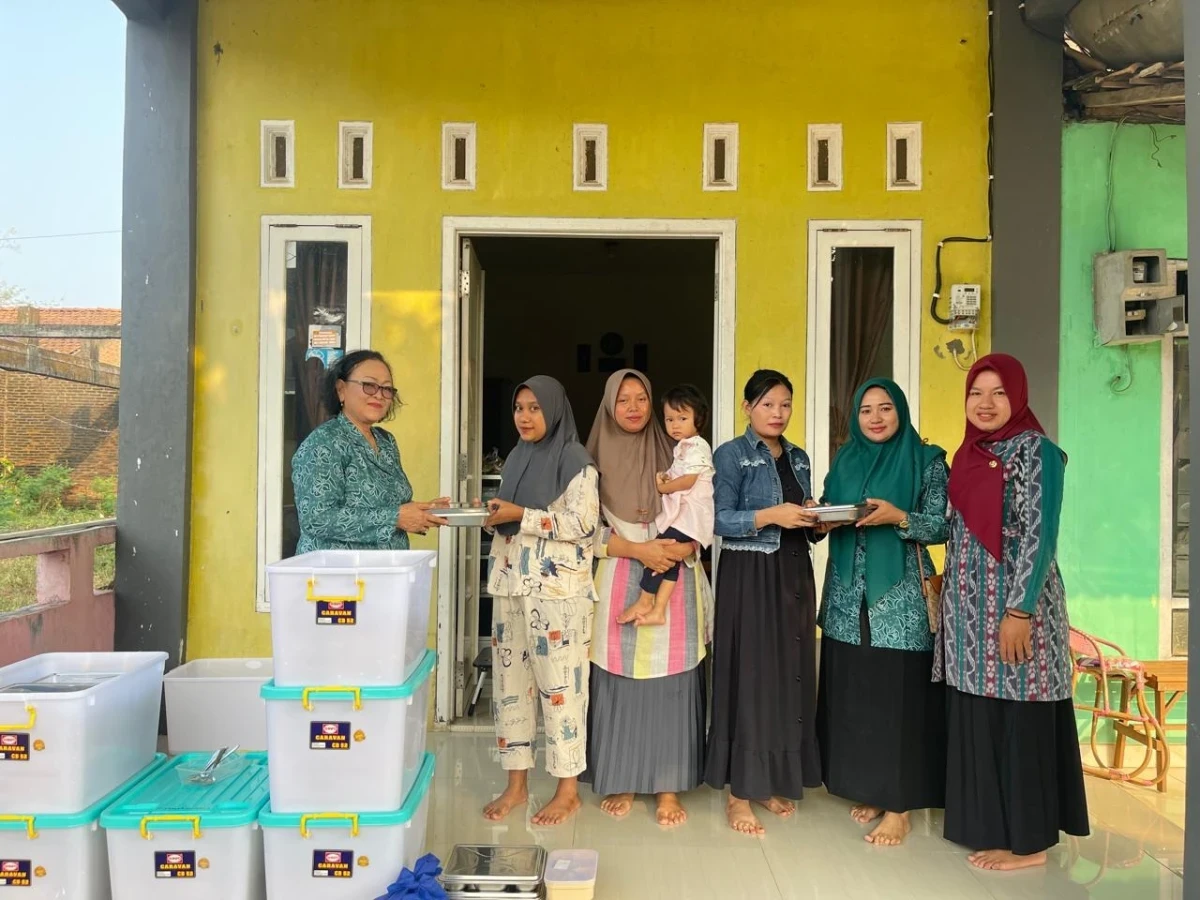 PEMBAGIAN PMT DAN MBG POS 1 DESA BANYUMANIS