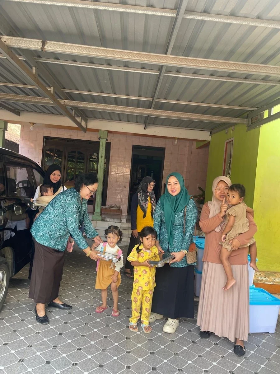 PEMBAGIAN PMT DAN MBG POS MAWAR MERAH 2 DESA BANYUMANIS