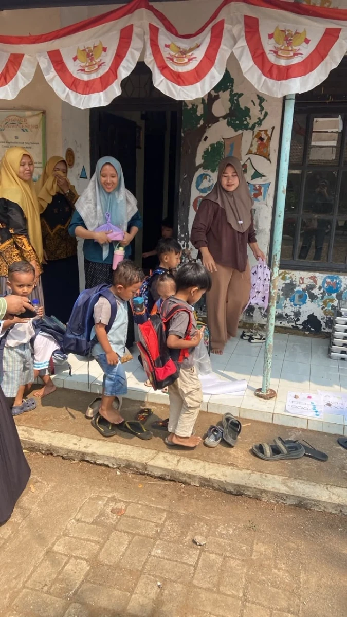 Kegiatan prmbelajaran pos PAUD bina aiwi desa geneng